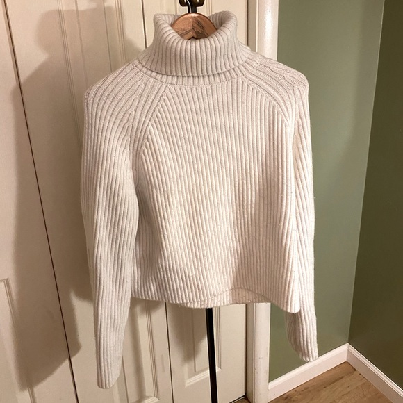 White H&M turtle neck with flare sleeves and a slight and flattering crop - Picture 1 of 1